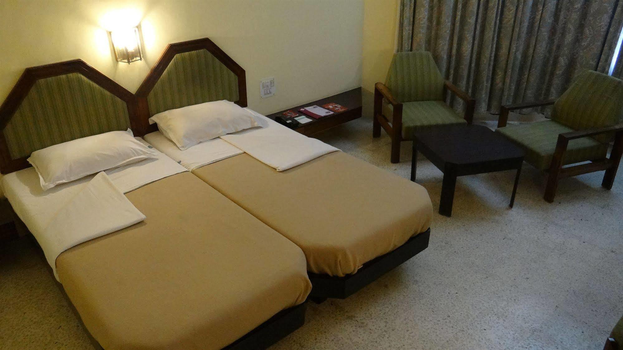 Hotel Paradise - Mysore Dasaprakash Group Exteriör bild